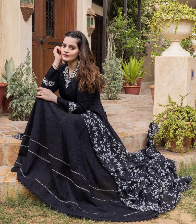 Minal Khan looks stunning in a black outfit