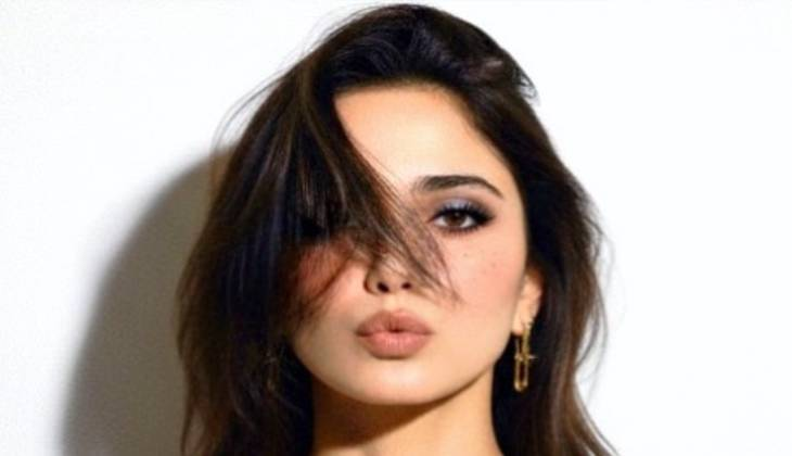 Aima Baig Teases Glam Shoot, Receives Praise From Maya Ali